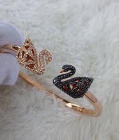 SWAROVSKI スワロフスキーツインスワン バングル