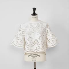 ◇新品タグ付き◇【HEVE】ヘイヴ レザーレーススカラップブラウス