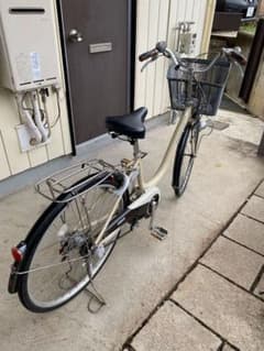 ベージュ シティタイプ自転車 前部バスケット付きのサムネイル
