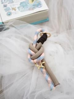 【ハンドメイド】韓国風 淡色 ニュアンス ロープキーホルダー パラコードのサムネイル