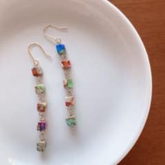 天然石　インプレッションストーンマルチカラー　キューブピアス　イヤリングのサムネイル