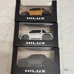 ハイラックス　プルバックミニカー　人気カラー3色セット 即発送】ハイラックス プルバックミニカー 人気カラー3色セット - メルカリ