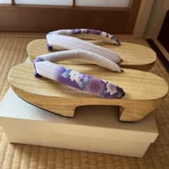 浴衣用下駄 花柄鼻緒 紫・白 浴衣用 はんなりカラー パープル やさしいカラーのサムネイル