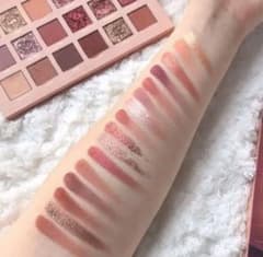 HUDA BEAUTYのNUDEアイシャドウパレットのサムネイル