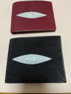値下げしました！ スティングレーエイ革 二つ折り財布 赤 黒 - メルカリ