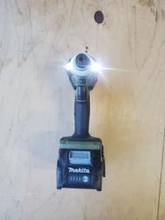 銀次様専用Makita 40Vmax インパクトドライバー 本体電池セットのサムネイル