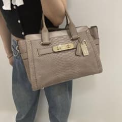 レア物✨当日発送　COACH スワッガー ベージュ パイソンレザー　型押しバッグのサムネイル