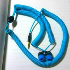 伸びるイヤフォンのサムネイル