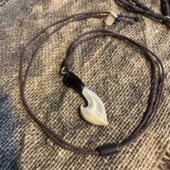 夜光貝と水牛のペンダント 「人魚の銛」 幸運の釣り針 ハワイアン