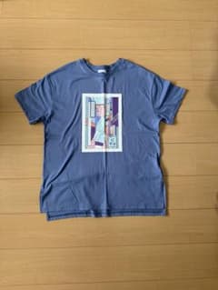 アートワーク付き青色Tシャツのサムネイル