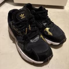 adidas ファルコン　ブラック ゴールド スニーカーのサムネイル