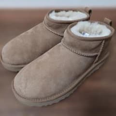 未使用UGG　クラシックミニ　ブーツ　チェスナット　24　3742