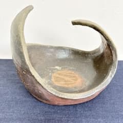 【名工】信楽焼 上田直方 造 矢印刻印 変形花器 芸術作品 陶印 骨董 名工】信楽焼 上田直方 造 矢印刻印 変形花器 芸術作品 陶印 骨董