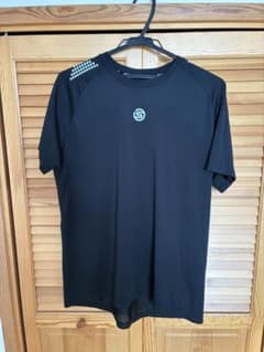 SKINS ブラック Tシャツ Lサイズのサムネイル
