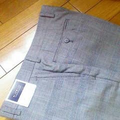1500円→1100円値下げ！！毛100％のグレー基調のチェックの夏物スラックスのサムネイル
