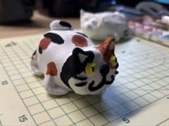 【ハンドメイド】手作り 紙粘土 三毛猫 置物のサムネイル