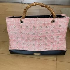 KAHRI by KAHRIANNE GEER ピンクと黒のハンドバッグのサムネイル