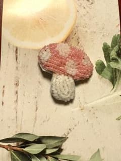 きのこ ビーズ刺繍ブローチ ハンドメイドのサムネイル