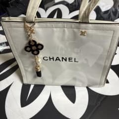 CHANEL ホワイト トートバッグ チャーム付き　ハンドメイドのサムネイル