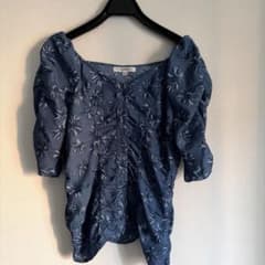 MOUSSY 花柄 パフスリーブ ブラウス ネイビーのサムネイル