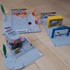 トミカ　おまとめセット（洗車場・交番・ガソリンスタンド）のサムネイル
