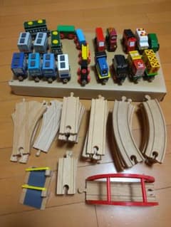送料無料★子供と遊ぼう！優しい風合いの木製レールと電車セット★おまけ付きのサムネイル