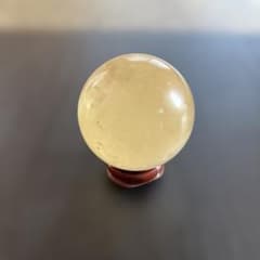 天然石 丸玉 約48mm 166g 台座付き イエローカルサイト系 スフィアのサムネイル