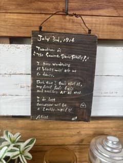 外国の女の子が書いた日記の様に仕上げられたカフェ風ウッドボード 