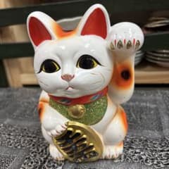 招き猫 貯金箱 右手上げ 三毛猫 陶器製 置物 招き猫 陶器製 置物 貯金箱 左手上げ 千万両 三毛猫 常滑焼 - メルカリ