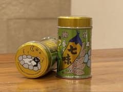 八幡屋礒五郎 限定缶　Suicaペンギン コラボ缶 七味唐辛子のサムネイル