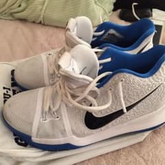 NIKE  カイリー3白青のサムネイル