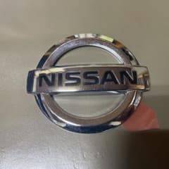 日産純正　テープ付きエンブレム　未使用のサムネイル