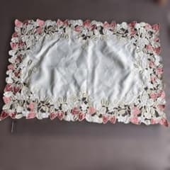 イチゴ柄 刺繍 テーブルセンターのサムネイル