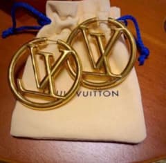 Louis Vuitton ゴールドロゴピアスのサムネイル