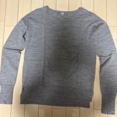 UNIQLO クルーネックニット グレーとダークグレー2点セットのサムネイル