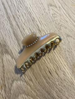 3/10まで掲載限定値下げ】acca ベージュヘアクリップ Mサイズ - メルカリ