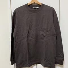 ユニクロU クルーネック長袖Tシャツ ブラウン　Mサイズのサムネイル