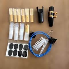 サックスの マウスピース、ケース リガチャー、リード10枚 清掃品、他のサムネイル