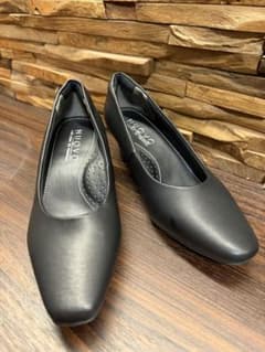 【超美品】NUOVO ブラック スクエアトゥ シンプルなパンプスのサムネイル