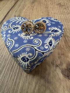 Tory Burch ロゴ ゴールドカラー ピアスのサムネイル