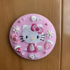 ハローキティ 刺繍缶バッジ　Biscuitのサムネイル