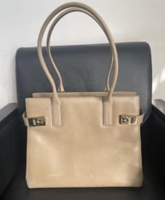 E】FERRAGAMO フェラガモ ガンチーニ ベージュ トートバッグ - メルカリ