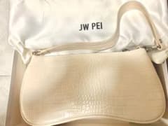 JWPEIショルダーバッグ - アイボリーホワイト クロコ型押しのサムネイル