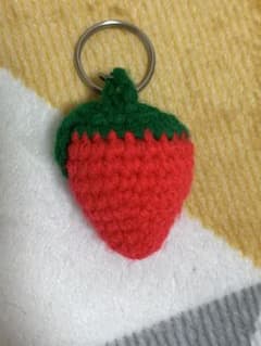 ハンドメイド いちごキーホルダーのサムネイル