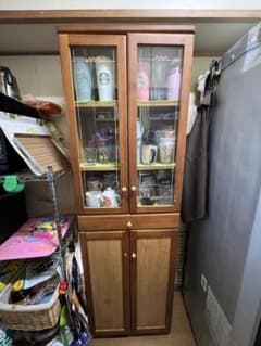 木製ガラス扉付き食器棚 - メルカリ