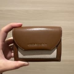 CHARLES & KEITH ブラウン三つ折り財布のサムネイル
