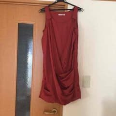 上品な赤色のドレス フォーマルのサムネイル
