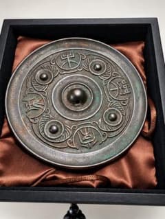 漢代様式 四乳銘文鏡 青銅鏡 古鏡 銅鏡 四乳紋 篆書風文様。骨董 箱
