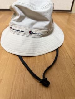 Champion バケットハット ホワイト メッシュ ストラップ付きのサムネイル
