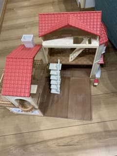 シルバニアファミリー 赤い屋根の大きなお家-屋根裏はひみつのお部屋-のサムネイル